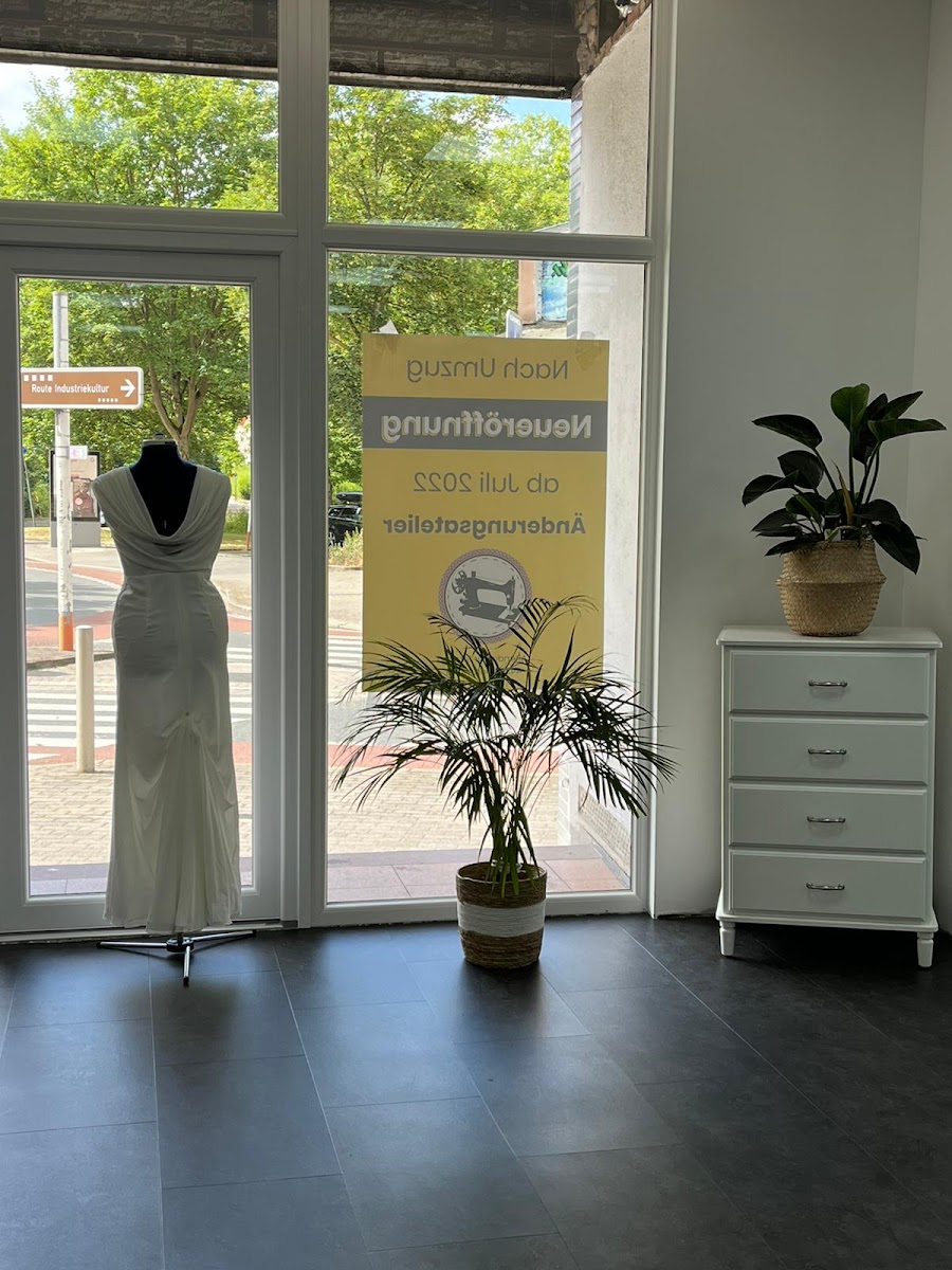 Brautkleid auf Schneiderpuppe im Eingangsbereich