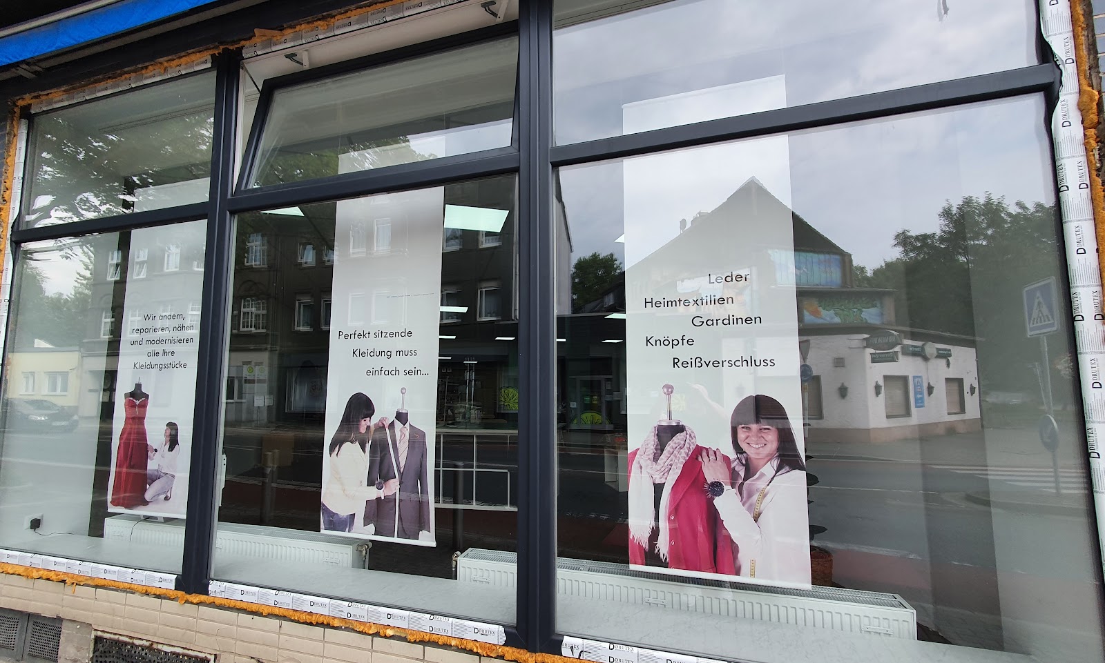 Schaufenster mit Leistungsbannern des Änderungsateliers